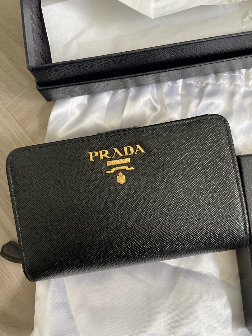 Prada medium deals saffiano wallet