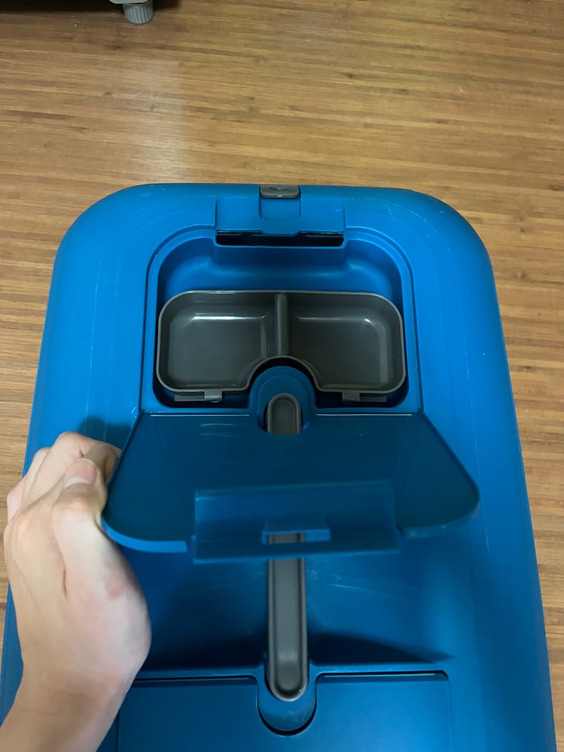 A set for new cat (pet carrier, water fountain, cat litter box