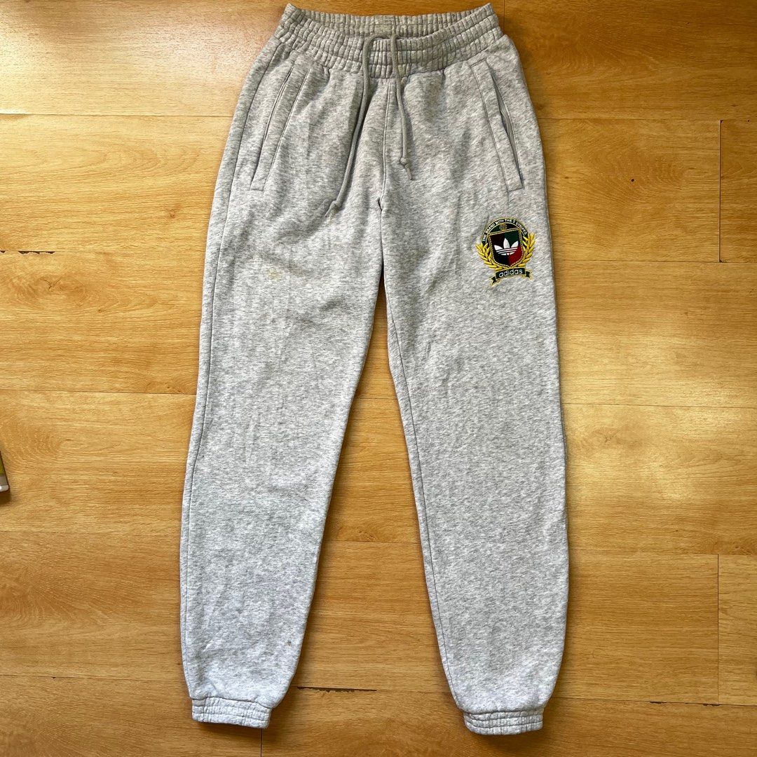 Adidas collegiate crest best sale jogger