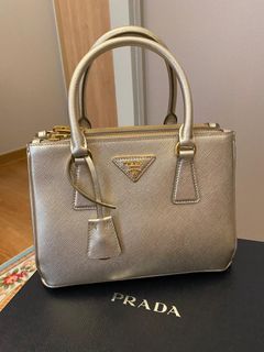 Saffiano leather handbag Prada Black in Leather - 33242945