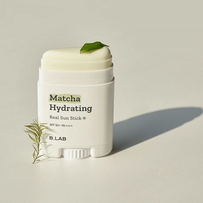 b.lab Matcha Hydrating Real Sun Stick 21g (Category: Face Care) located in Mandaluyong City. Submitted by lady.lannister (Listing ID 1263058937, Image 2). Description: Benefits: A mild chemical sunstick that helps defend your skin from strong UV rays and leaves a lightweight finish. Formulated with SPF 50+ PA++++ UV protection. Beside UV protection, it also contains anti-wrinkle and brightening properties. A reef safe sunscreen that does not harm