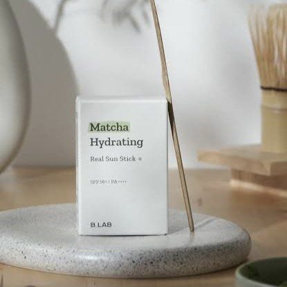 b.lab Matcha Hydrating Real Sun Stick 21g (Category: Face Care) located in Mandaluyong City. Submitted by lady.lannister (Listing ID 1263058937, Image 1). Description: Benefits: A mild chemical sunstick that helps defend your skin from strong UV rays and leaves a lightweight finish. Formulated with SPF 50+ PA++++ UV protection. Beside UV protection, it also contains anti-wrinkle and brightening properties. A reef safe sunscreen that does not harm