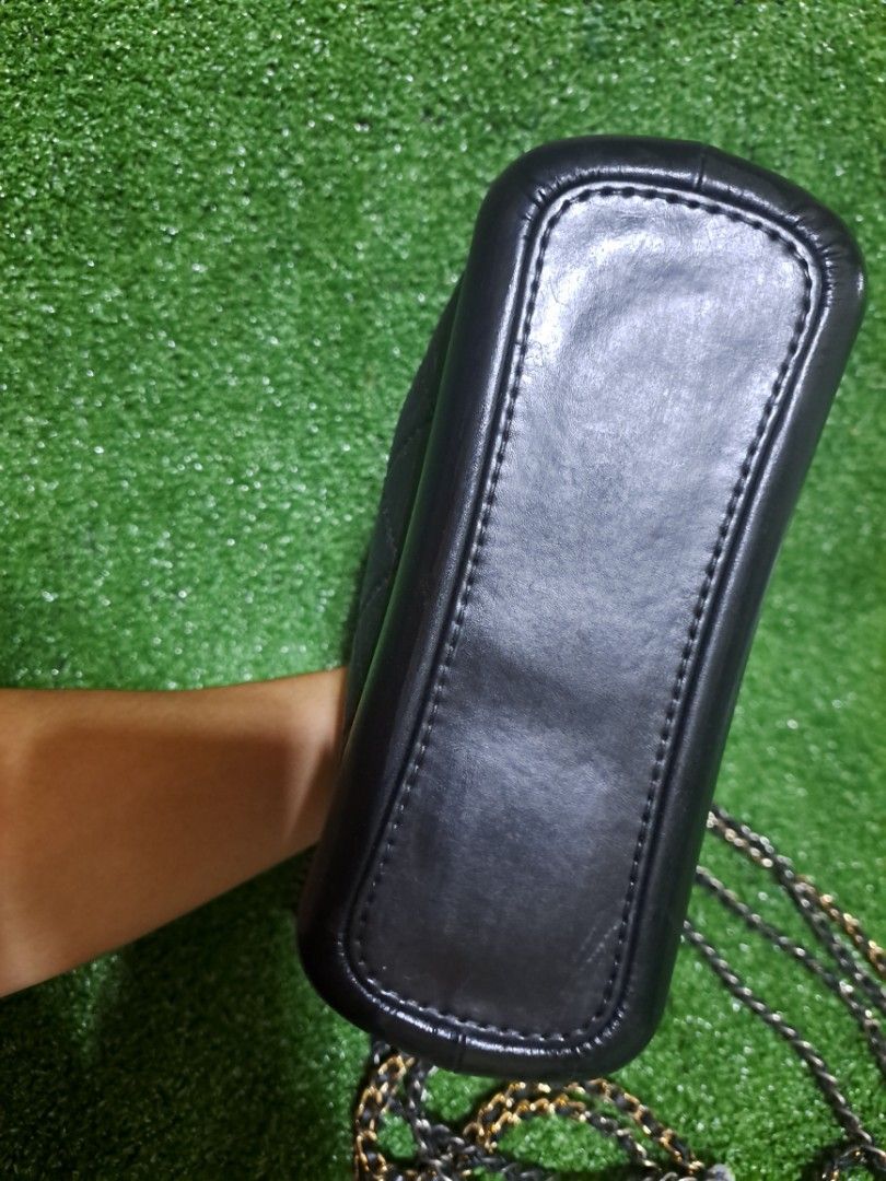 Chanel (Category: Luxury Bags & Wallets) located in Lemery. Submitted by venus23 (Listing ID 1263185768, Image 3). Description: yun pnkleather s chain my rubs.