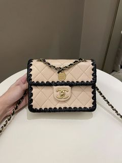 近原價! 23c Chanel small hobo Bag , 名牌, 手袋及銀包- Carousell