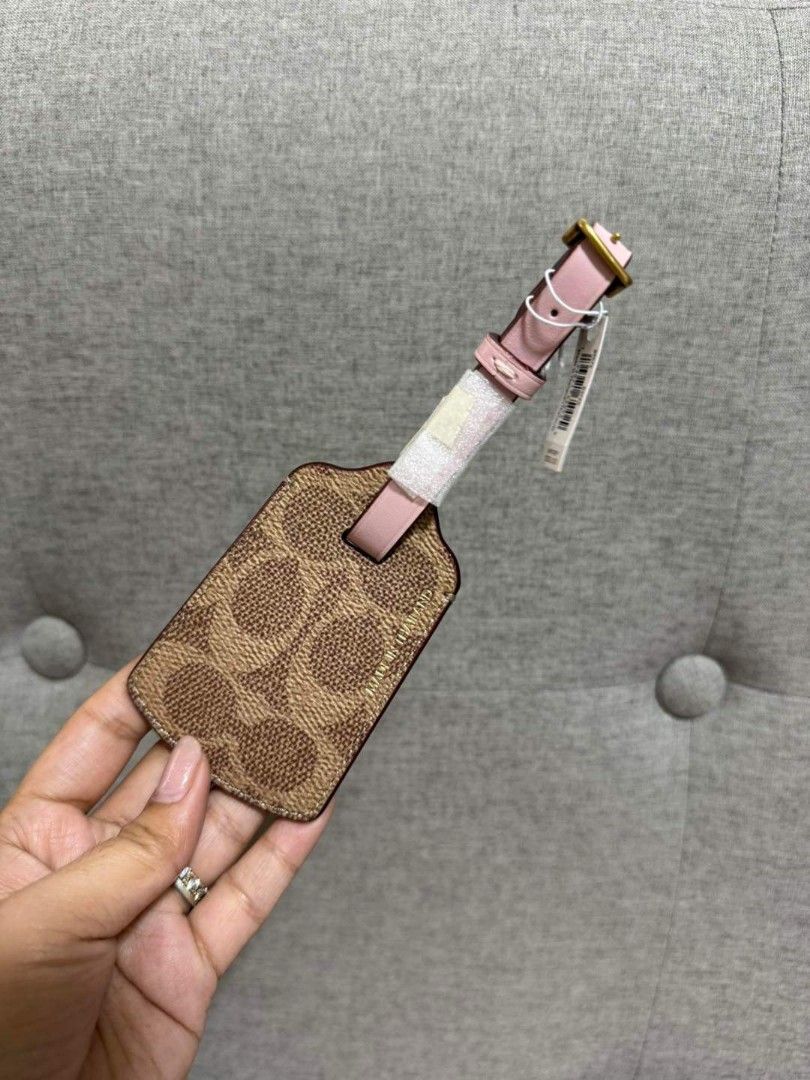 Coach Luggage Tag (Category: Luxury Bags & Wallets) located in Mabalacat. Submitted by maiyasluxurybagshoppe (Listing ID 1263125038, Image 2). Description: .
