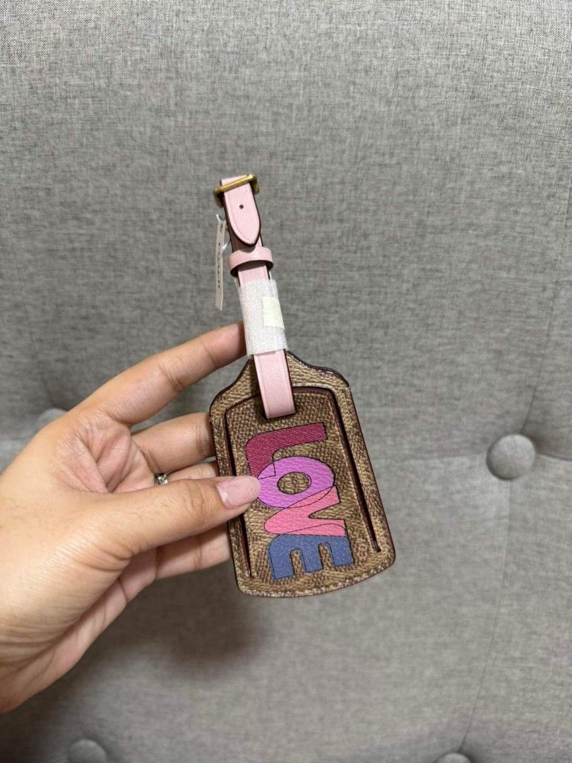 Coach Luggage Tag (Category: Luxury Bags & Wallets) located in Mabalacat. Submitted by maiyasluxurybagshoppe (Listing ID 1263125038, Image 1). Description: .