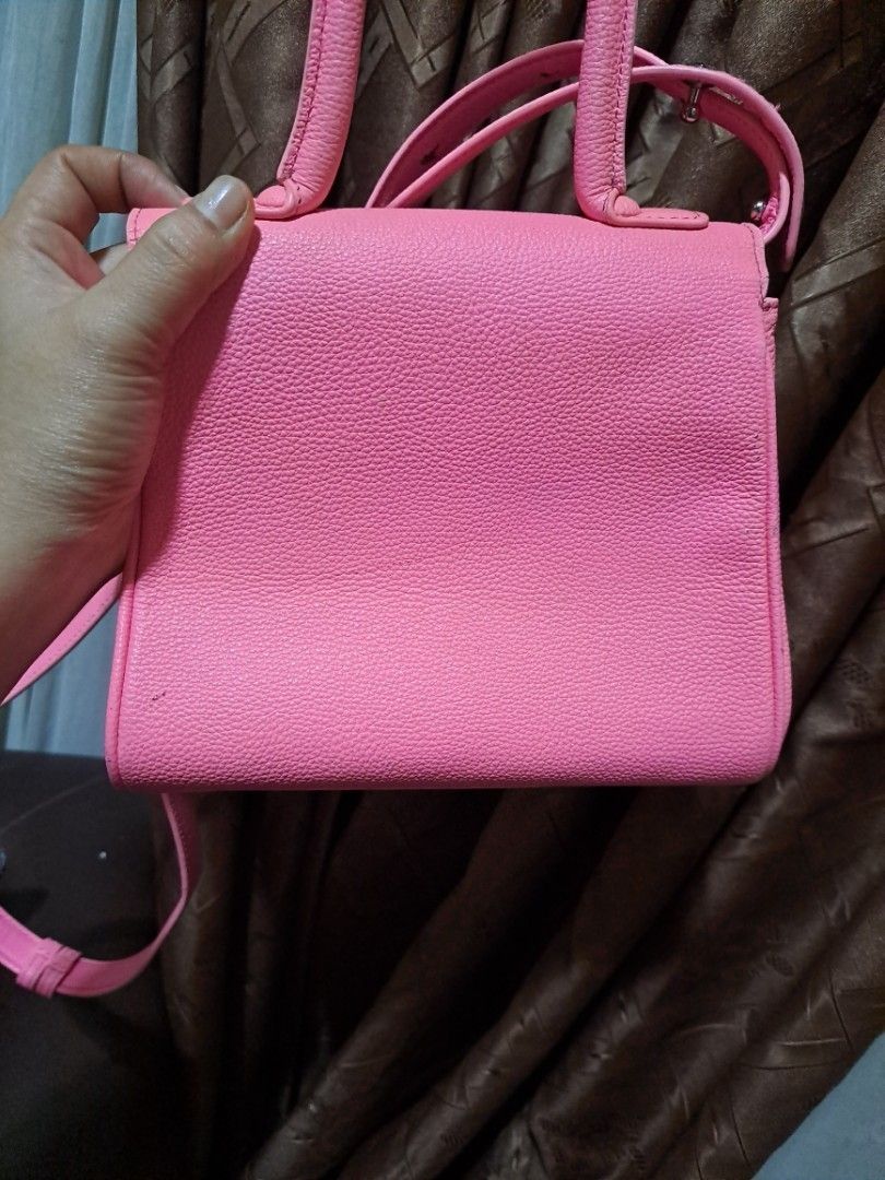 Delvaux (Category: Luxury Bags & Wallets) located in Lemery. Submitted by venus23 (Listing ID 1263163208, Image 3). Description: super cute.