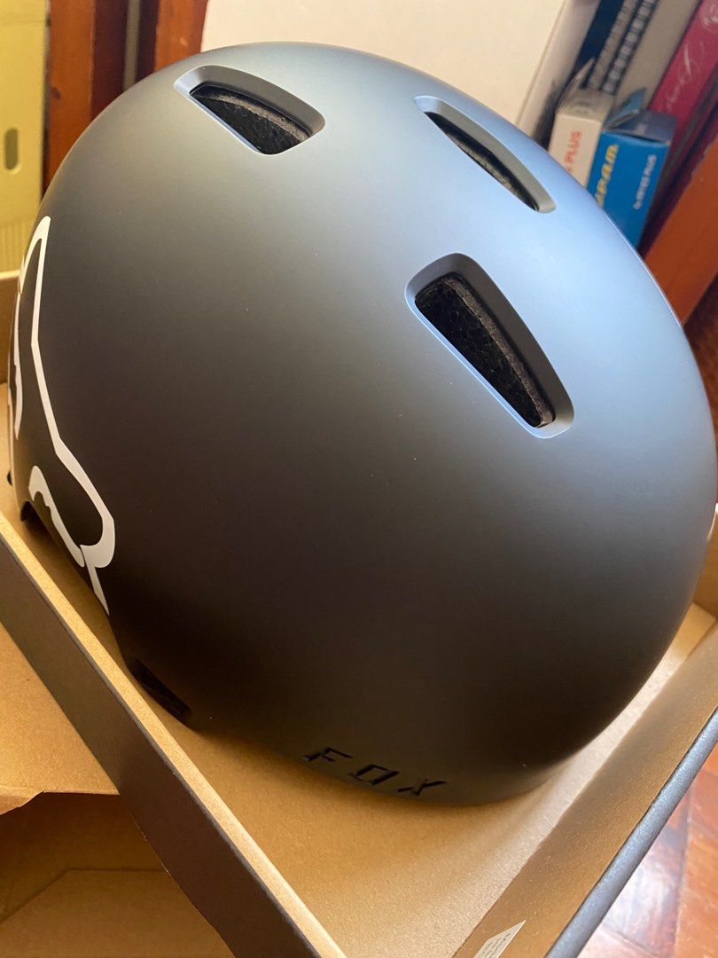 FOX Bike Flight Helmet Medium (Category: Bicycles) located in Paranaque City. Submitted by preloved.by.bea (Listing ID 1263042962, Image 2). Description: Brand new w/ box Original price ₱5,290.