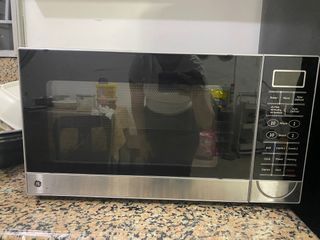 G E Microwave Oven