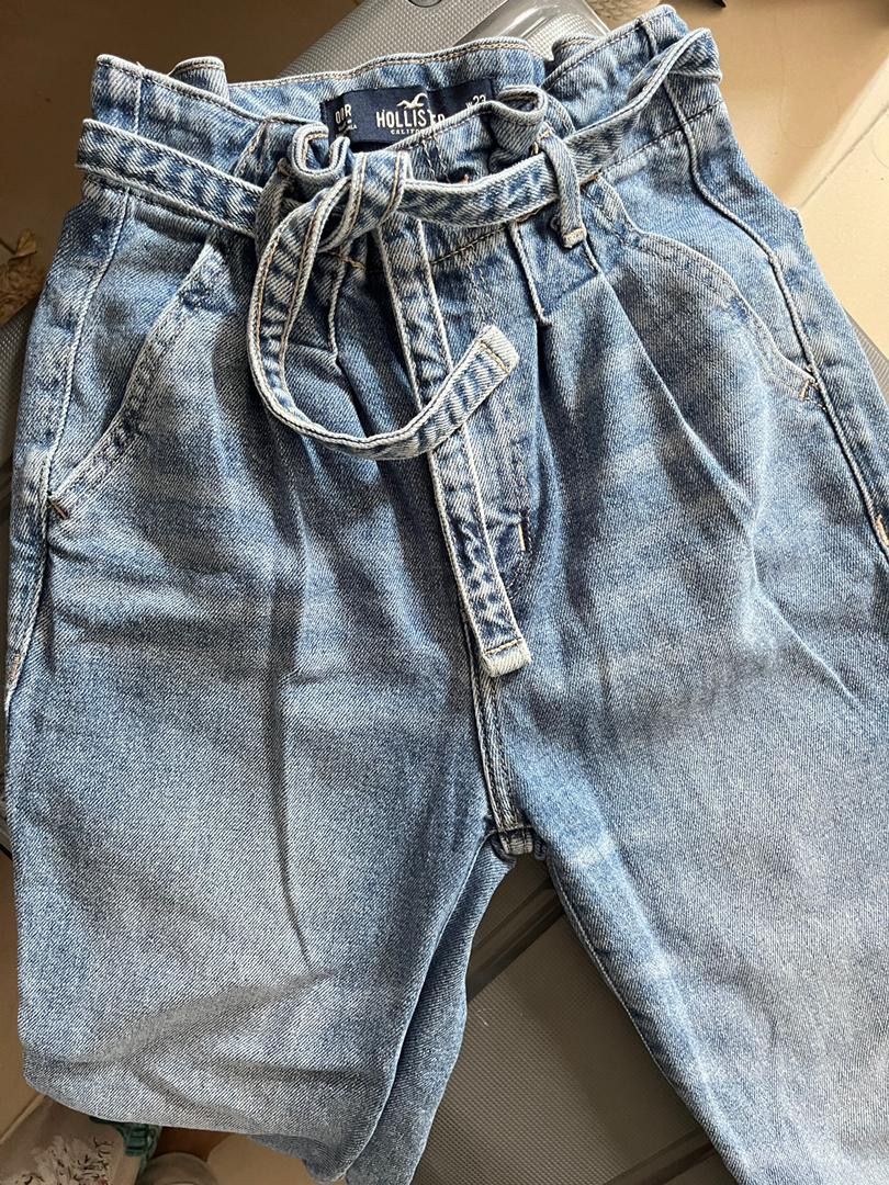 hollister mom's jeans, Women's Fashion, Bottoms, Jeans & Leggings on  Carousell