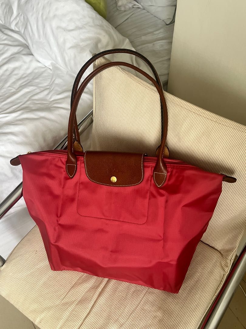 Longchamp Le Pliage Classic (Tote Bag) (Category: Luxury Bags & Wallets) located in Manila. Submitted by hazelnut777 (Listing ID 1263037286, Image 2). Description: •impulsive buy •cherry red-like color.