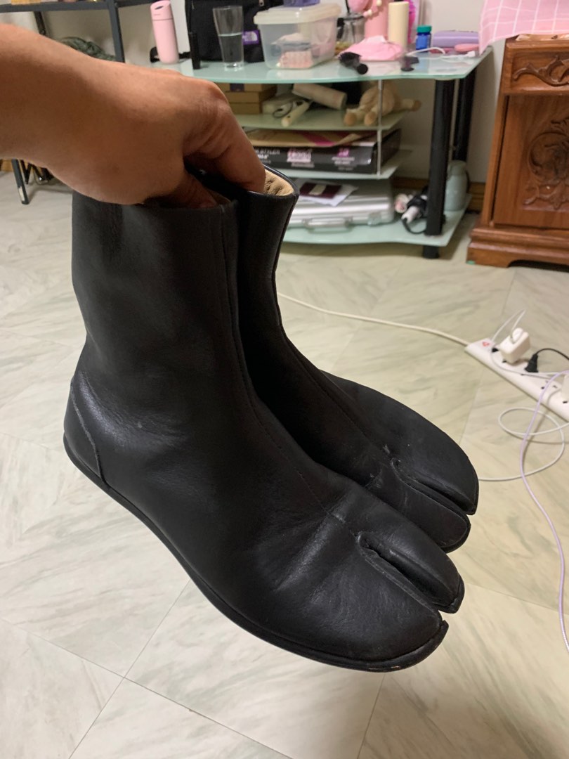 Tabi boots second shop hand