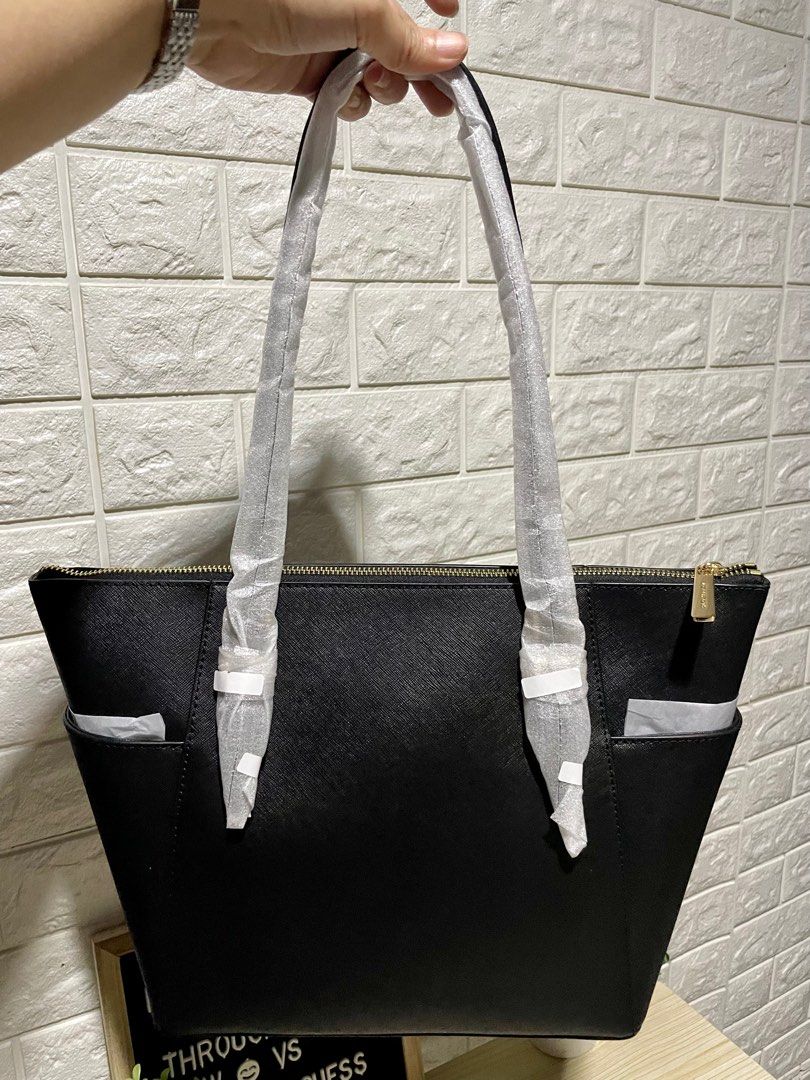 Michael Kors Charlotte Large Saffiano Leather Top-Zip Tote Bag Price: $1400  Our Saffiano leather Charlotte tote bag is a timeless addition…