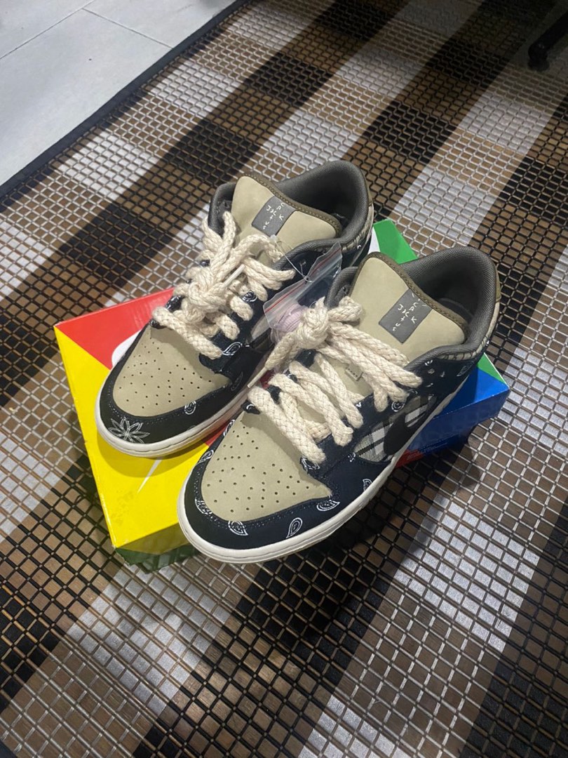dunk travis on feet