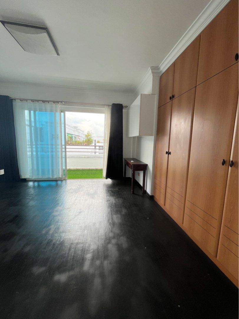 Photo inspiration: Gallery Detail: Northoaks Penthouse Master Suites With 2 Balcony Property Rentals