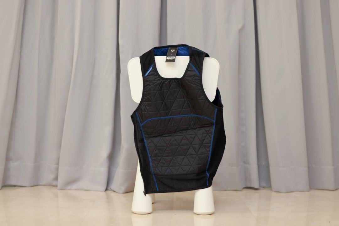 Liquid outlet cooled jacket