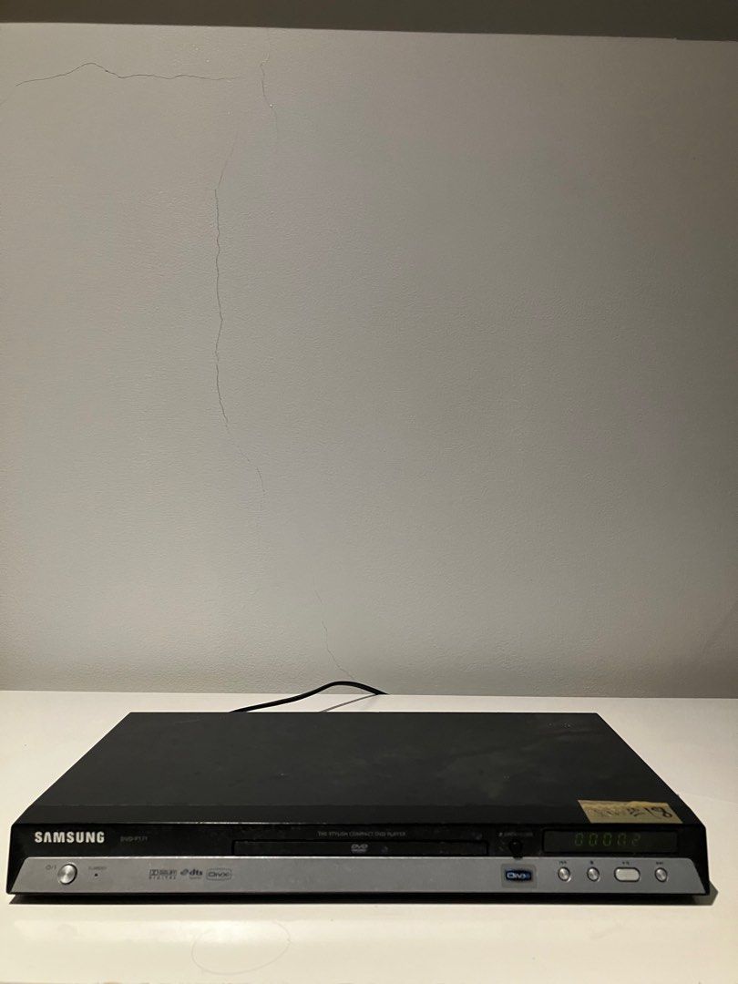 Samsung DVD Player (Category: Blu-Ray & Media Players) located in Muntinlupa City. Submitted by HeavyMeta (Listing ID 1263034493, Image 1). Description: Working . As is. No remote . No rca cable .