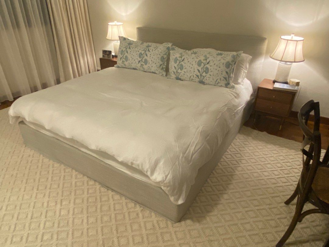 Singaporean King platform bed frame Light blue/silver, Furniture