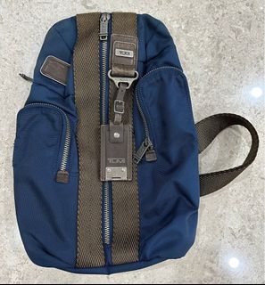 Tumi saratoga 2025 sling