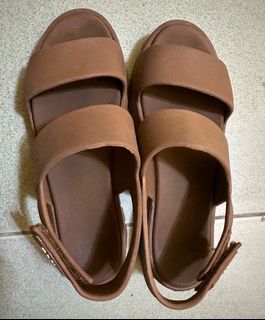 Used cln sandals
