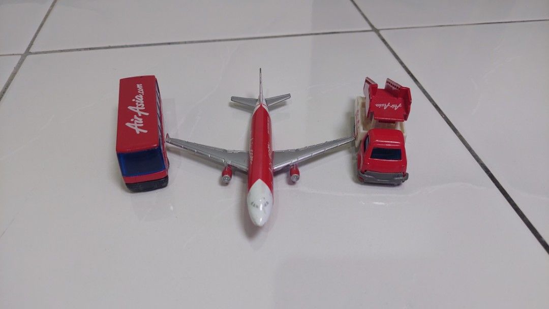 AIRASIA Bundle A320 Bus and ladder car Limited RARE