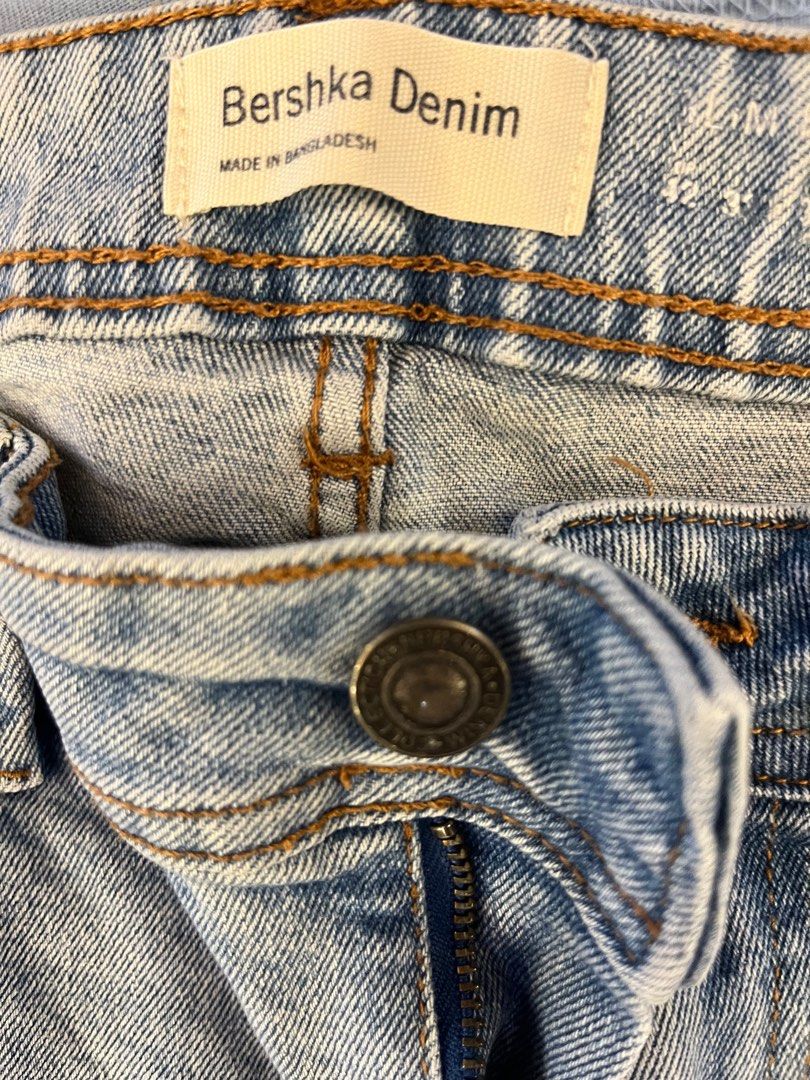 Bershka Jeans Light Wash (Category: Jeans) located in Bacoor. Submitted by leandrooo (Listing ID 1258233566, Image 3). Description: 35” length, 32 waist.