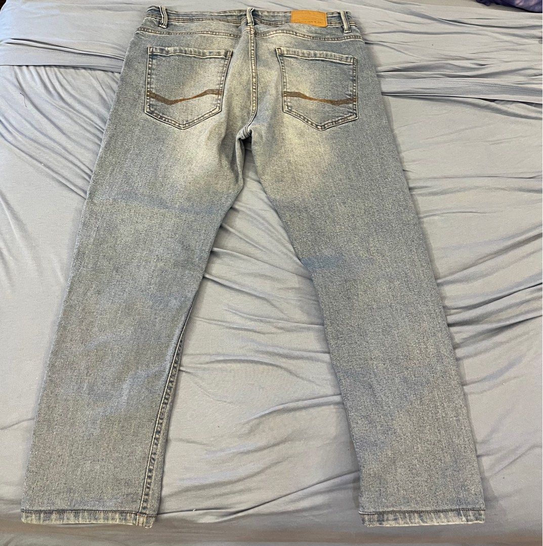 Bershka Jeans Light Wash (Category: Jeans) located in Bacoor. Submitted by leandrooo (Listing ID 1258233566, Image 2). Description: 35” length, 32 waist.