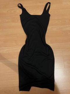 black bodycon dress