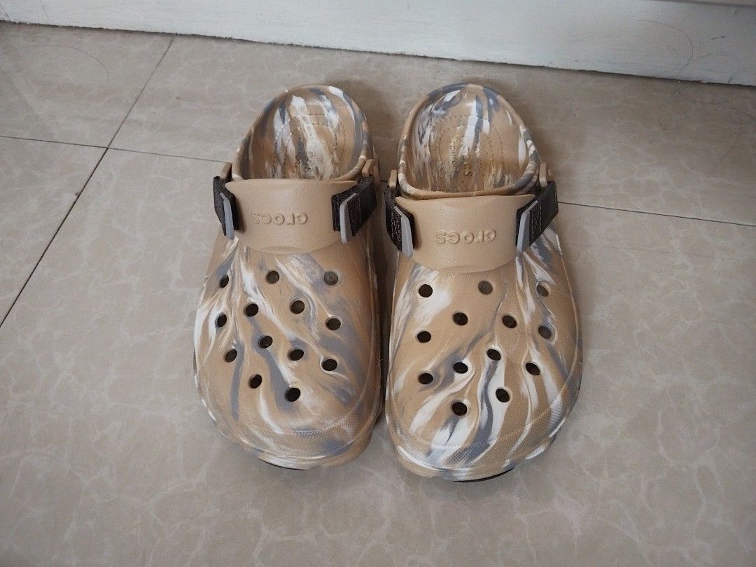 Crocs All Terrain Clogs in Chai Multi (Category: Casual Shoes) located in Cainta. Submitted by randomkolehiyala (Listing ID 1258345273, Image 2). Description: Used once in a dry, below 10-min walk sa campus. 100% Legit, bought online from HerNuevoz, Singapore (pwede niyo ipa-legit check ang store sa FB groups!) M8/W10 In-store price is P3995 RFS: 1 size bigger sa akin Don't have the bag and the tags anymore, naitapon ni mama huhu. I can send rece