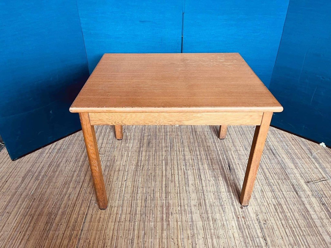 Extendable Table 3553”L x 30”W x 27”H Solid wood In good condition