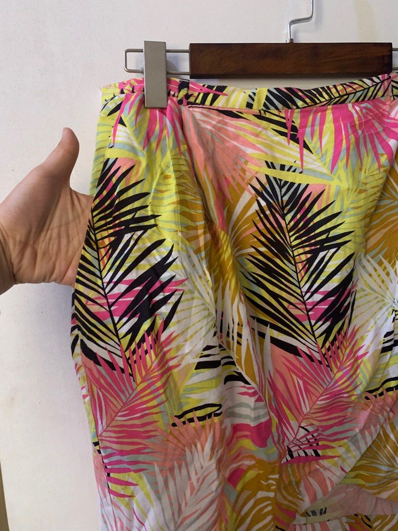 H&M overlapping beach skirt (Category: Skirts) located in San Fernando. Submitted by project.cleanup (Listing ID 1258305955, Image 2). Description: Super nice print perf for a beach trip 🥰 Zipper closure Can fit med-large.
