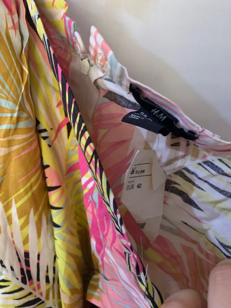 H&M overlapping beach skirt (Category: Skirts) located in San Fernando. Submitted by project.cleanup (Listing ID 1258305955, Image 3). Description: Super nice print perf for a beach trip 🥰 Zipper closure Can fit med-large.