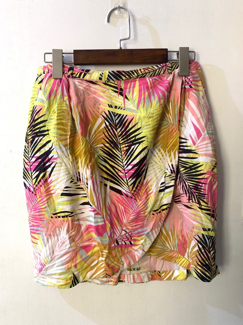 H&M overlapping beach skirt (Category: Skirts) located in San Fernando. Submitted by project.cleanup (Listing ID 1258305955, Image 1). Description: Super nice print perf for a beach trip 🥰 Zipper closure Can fit med-large.