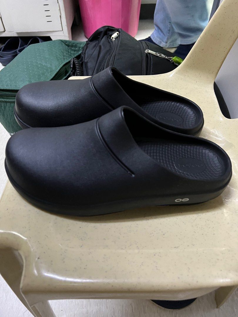 Oofos discount graphite clogs