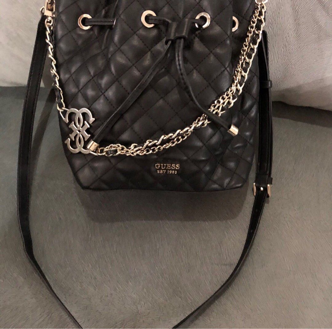 Guess miriam bucket bag 2025