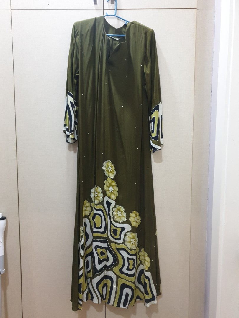 Silk jubah, Women's Fashion, Muslimah Fashion, Kaftans & Jubahs on ...