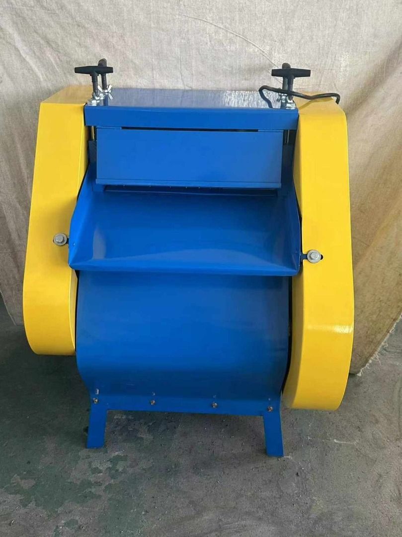 Single Blade Cable Wire Stripper (Category: Construction Tools & Equipment) located in Aroroy. Submitted by 09307311069 (Listing ID 1258297326, Image 3). Description: Name: Wire stripping machine single blade Model: V-KOF Cable diameter: 1.5~55mm Power: 2.2kW Capacity: 30m/min Net weight: 110kg Machine size: 760*640*920mm Voltage: 1 phase.
