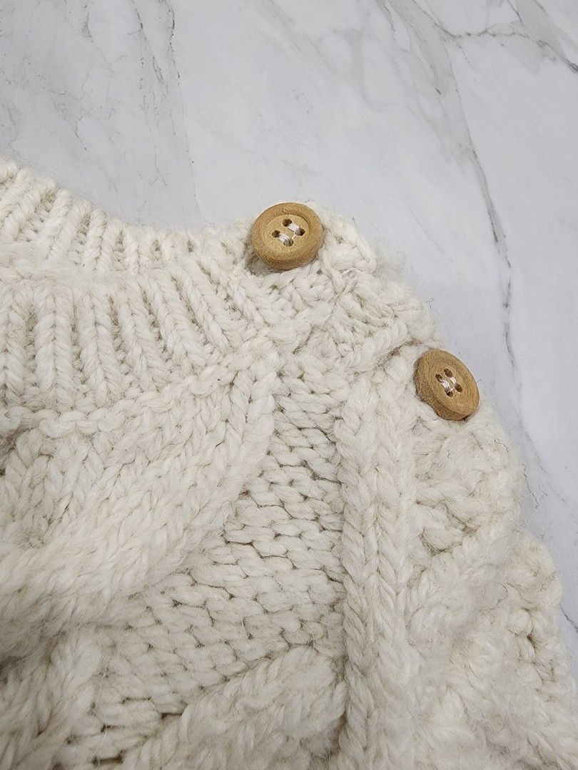 Stylish Zara Baby Boy and Girl White Knitwear Sweater. Up to 6 months.Can be used for Autumn Winter layering