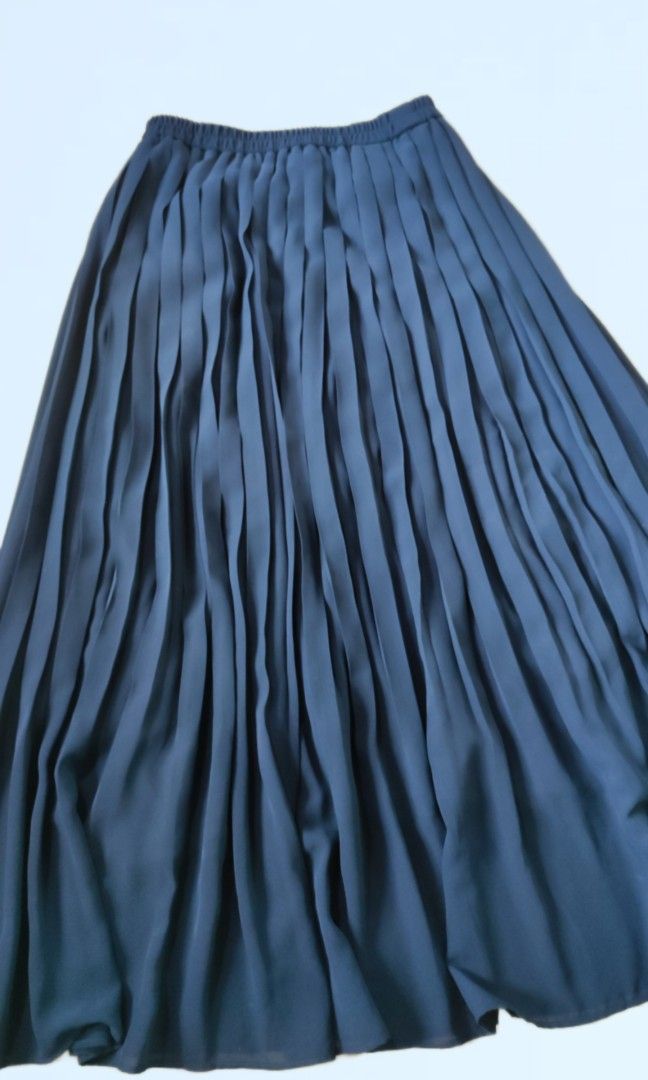 uniqlo three quarter half pleated skirt Women s Fashion Bottoms