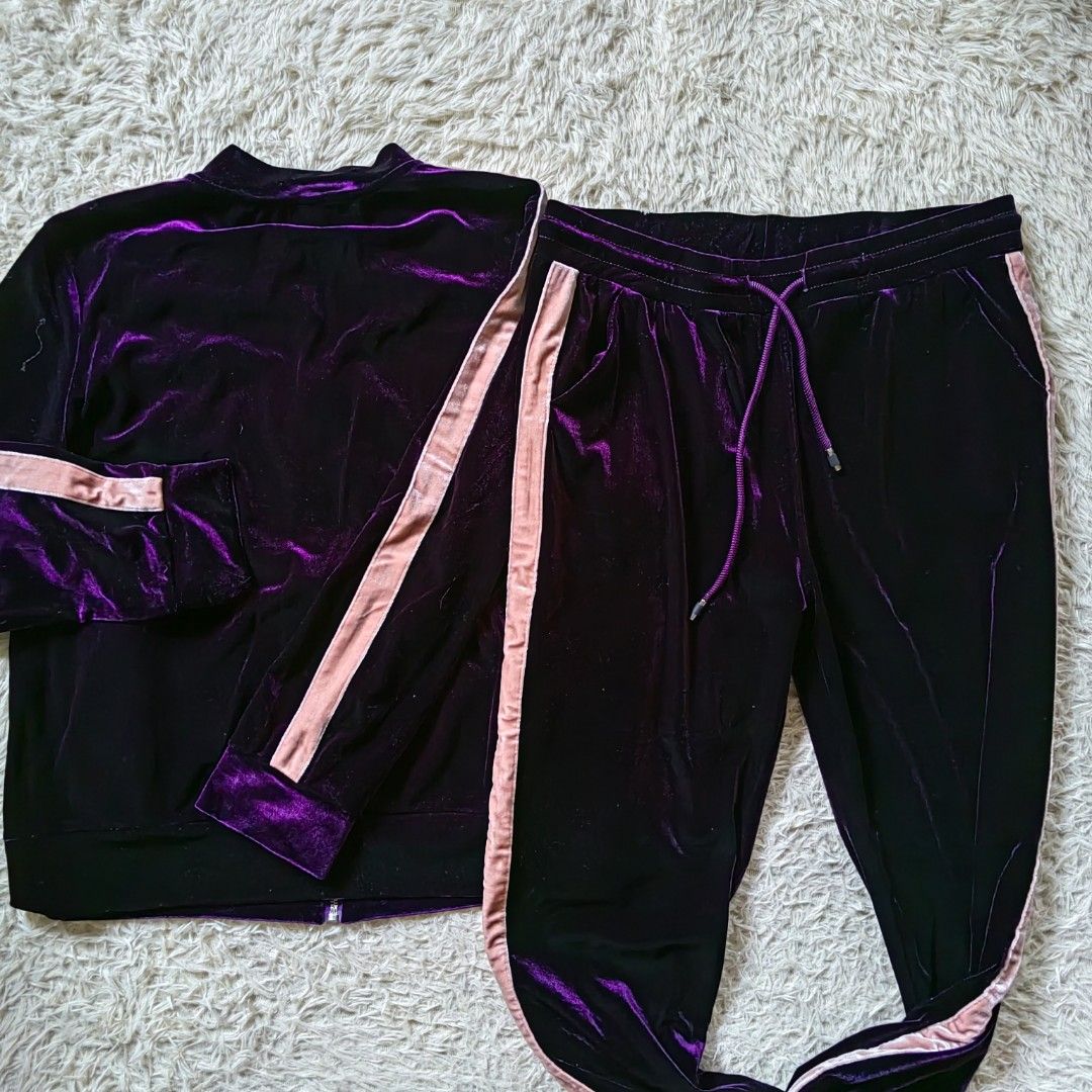 Violet velvet tracksuit (M) (Category: Activewear) located in Baguio. Submitted by kacijom (Listing ID 1258325023, Image 2). Description: •Violet velvet tracksuit •Size M •10/10 malamig fabric sa loob.