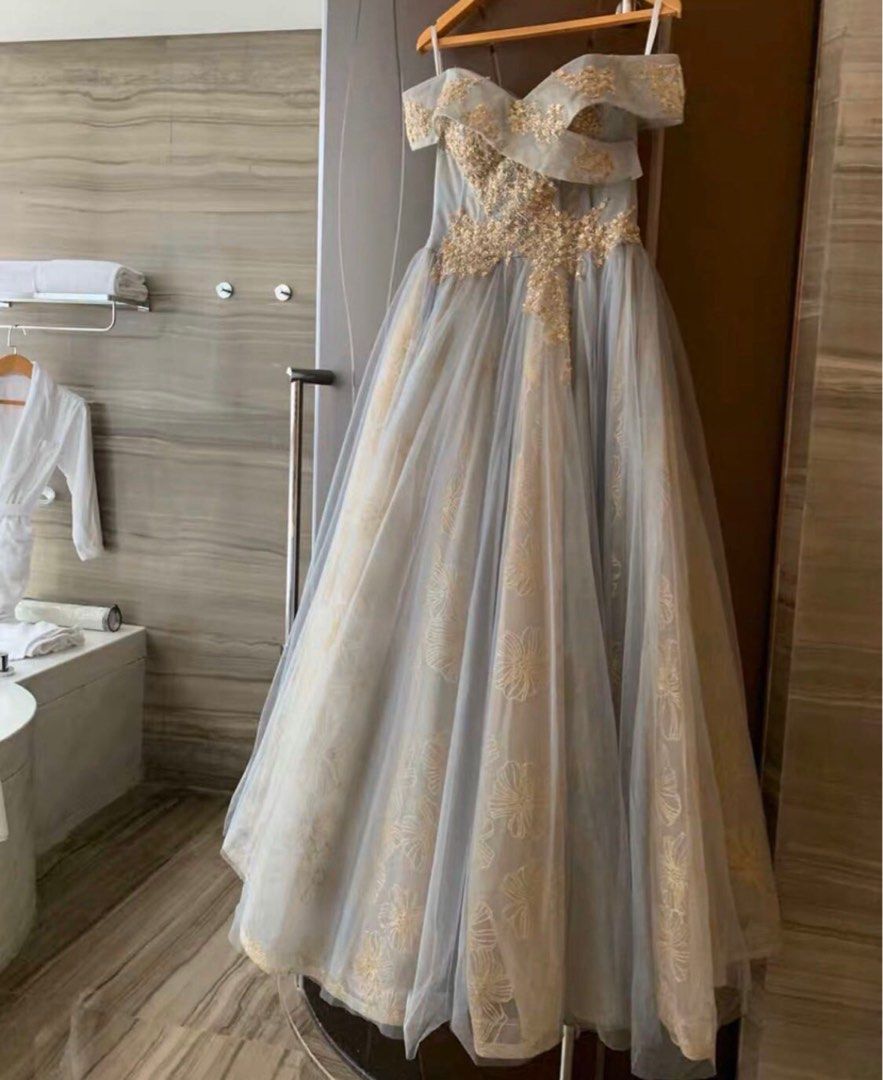 晚裝 晚禮服 evening gown 綁帶款 （分類：晚裝）位於 Hong Kong。 由 waiyaaaaa 提交（商品編號 1258439343，圖片 1）。簡介： 全新冇着過出街 S-M size 綁帶款～ 約 胸：83cm 腰：66cm 。