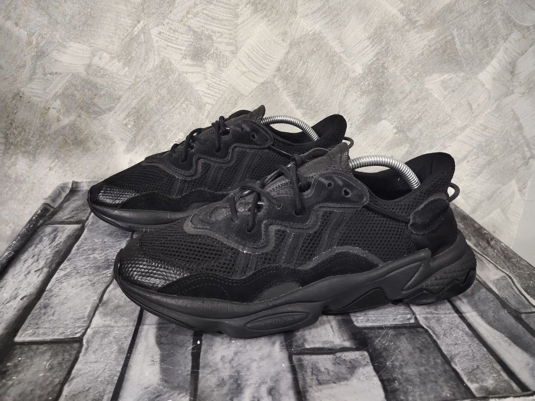 ozweego adidas triple black