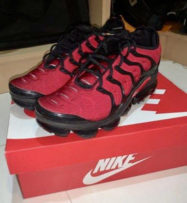 Air vapormax plus deals university red men's shoe