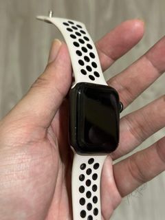 Apple Watch Series 6 40mm - Like New Condition!