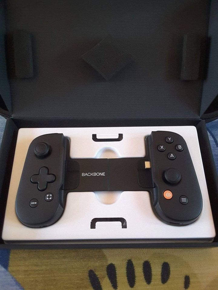 Backbone One Controller Type C (Category: Controllers) located in Sungai Rambai. Submitted by muhammadz94 (Listing ID 1258424806, Image 1). Description: Used like new. Jual sebab dah beli Playstation Edition(White). Harga Tetap. Nett price. Muar/Tangkak sahaja Ws OI776865I3.