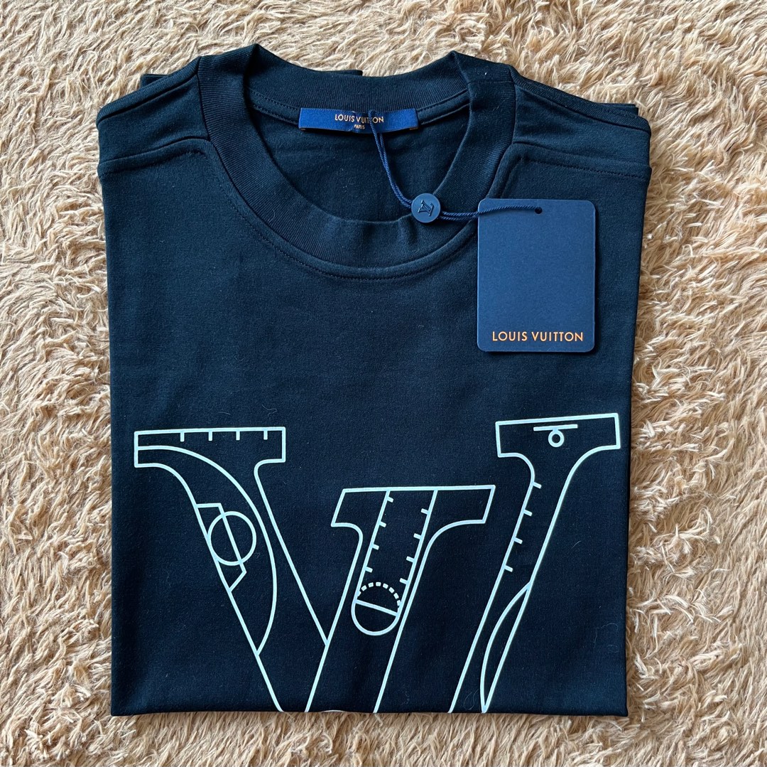 Louis Vuitton x NBA Logo Letter Print Tee, Men's Fashion, Tops & Sets,  Tshirts & Polo Shirts on Carousell