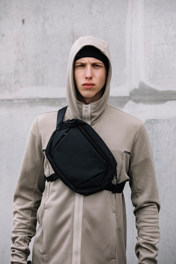 Decathlon Jog Messenger迪卡儂跑步弓箭包, 他的時尚, 包, 背包在旋轉拍賣