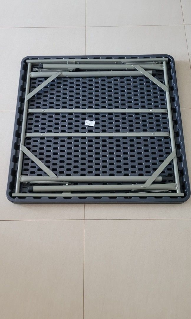 Foldable Square Table (Category: Coffee & Tea Tableware) located in Singapore. Submitted by horizon (Listing ID 1258438389, Image 2). Description: 86 cm x 86cm x 74 cm.