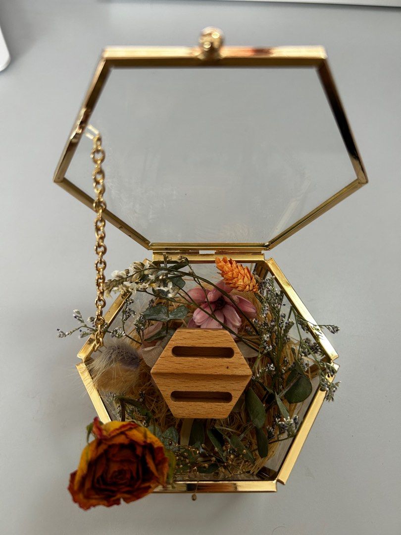 Gold ring holder sales