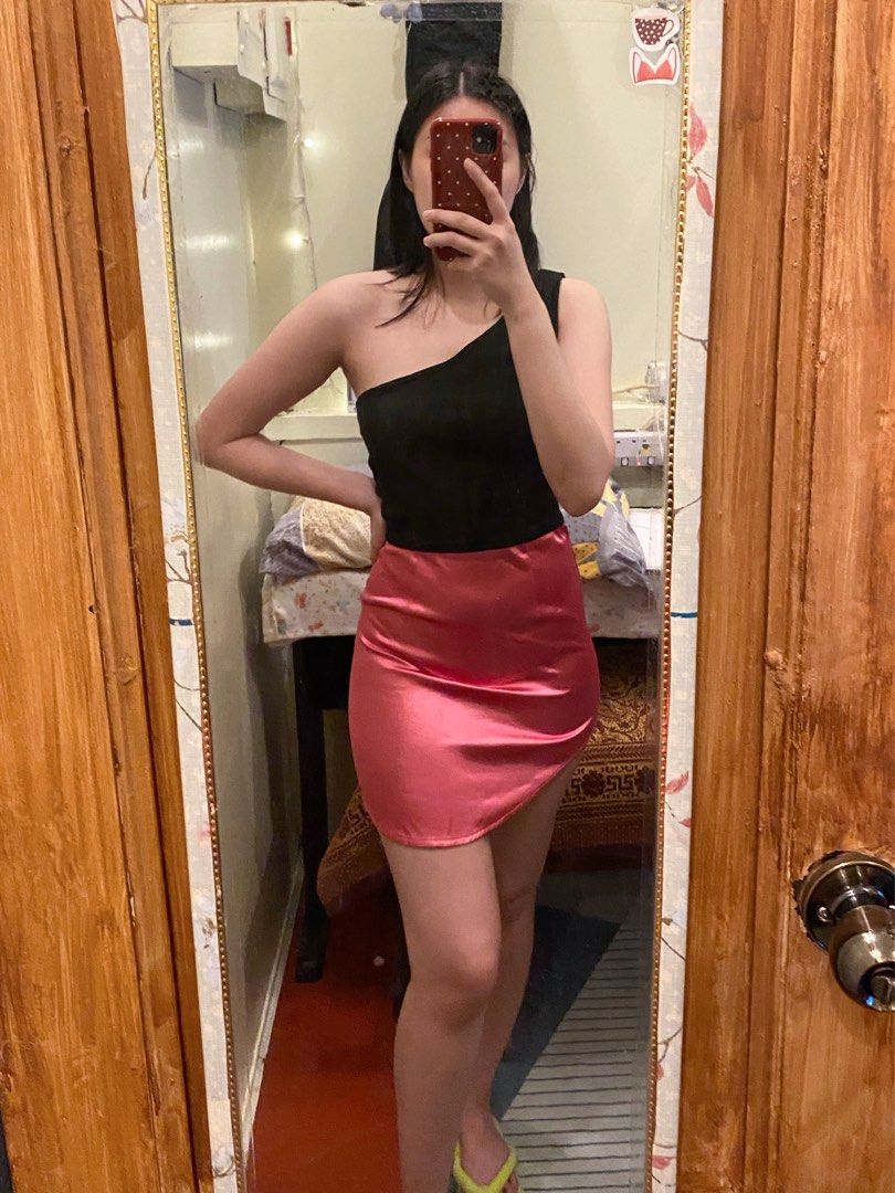 Hot Pink Skirt (Category: Skirts) located in Manila. Submitted by vimcorpuz (Listing ID 1248510883, Image 1). Description: - Bought from Shopee - Color is v vibrant in actual! - Fits 26-27 - Never been used - Shopee/Grab/Lalamove for delivery.